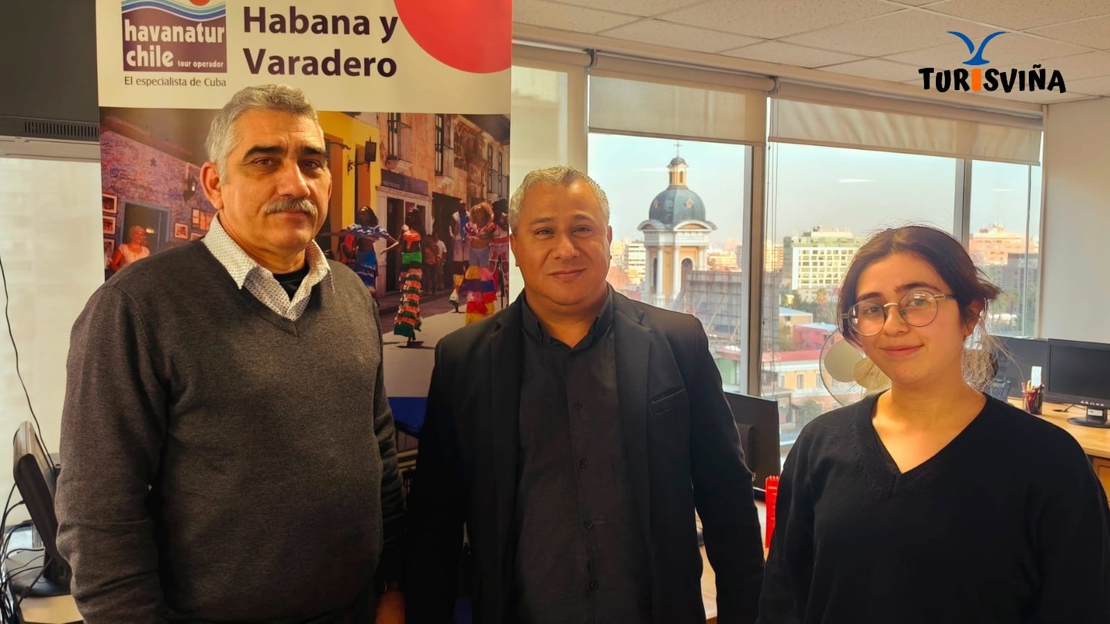Equipo de TurisViña con Havanatur: tres personas en oficina junto a letreros “Habana y Varadero”