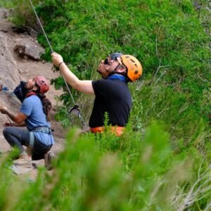 Escalada en roca por el día: trepada con cuerda y seguridad