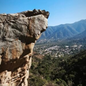 Risco rocoso y valle de la Ruta Quebrada de lo Ojeda