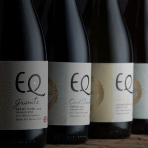 Botellas de vino EQ Granile para degustación en el emporio