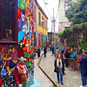 Caminito de La Boca con murales coloridos y turistas