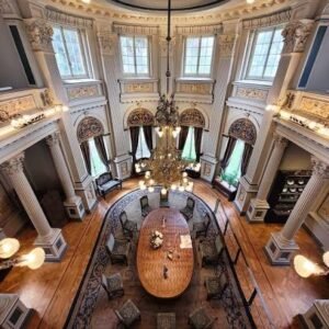 Salón aristocrático con mesa de banquete y arquitectura neoclásica