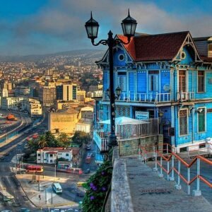 Casa azul con mirador y vista panorámica de la ciudad