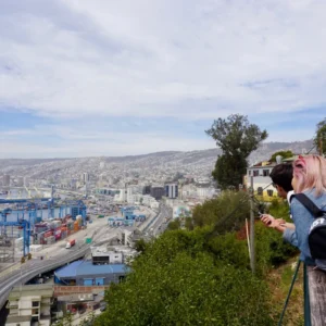 Vistas del puerto y la ciudad costera desde mirador