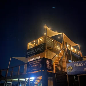 Skatepark Wave Surf iluminado por la noche para clases