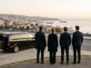 Grupo corporativo disfrutando la vista de la bahía tras contratar el arriendo van viña del mar.