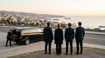 Grupo corporativo disfrutando la vista de la bahía tras contratar el arriendo van viña del mar.
